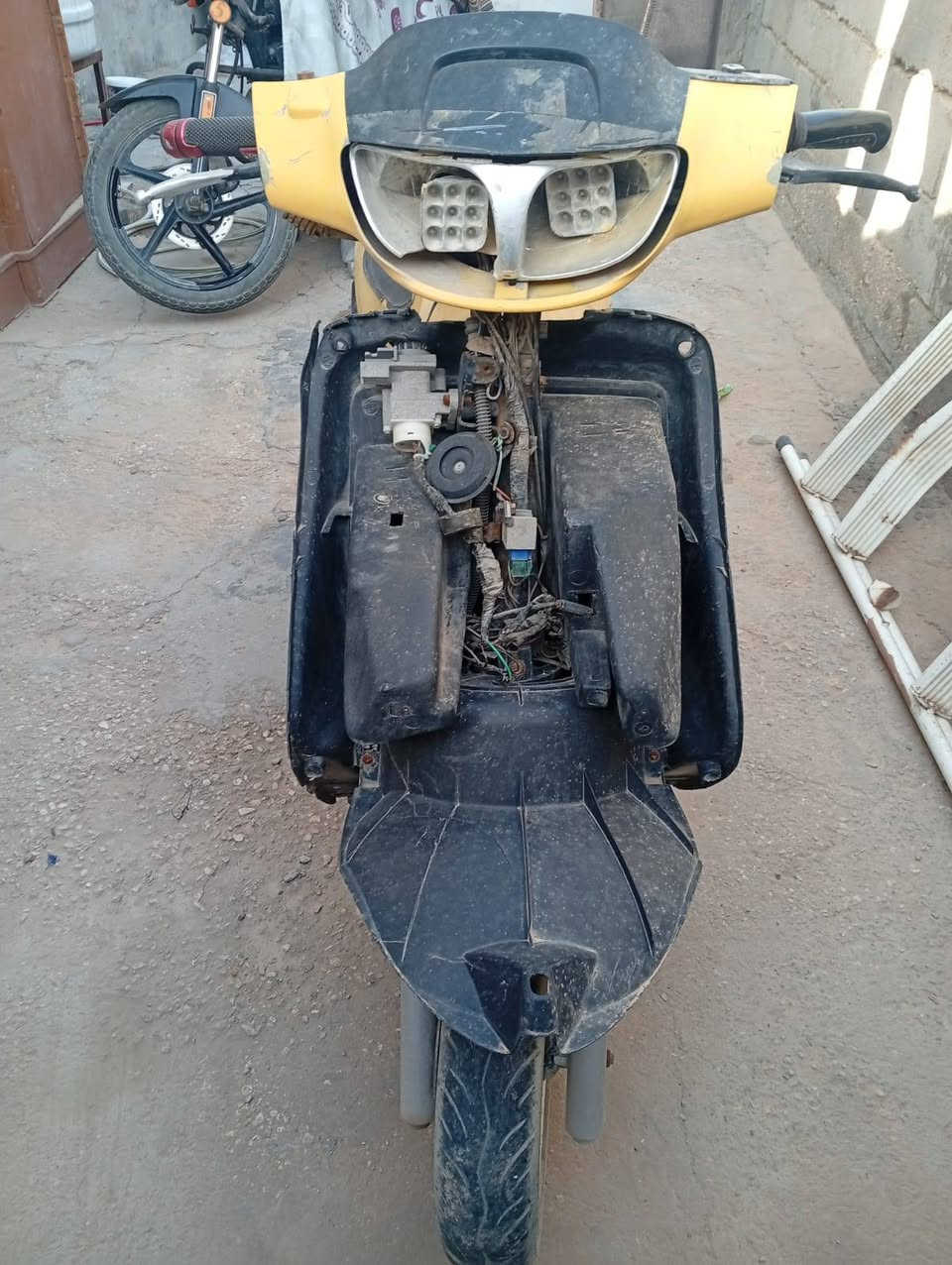 فراشه للبيع سعر 200وبيه مجال حك الجيه دراجه متروكه متشتغل ***********
