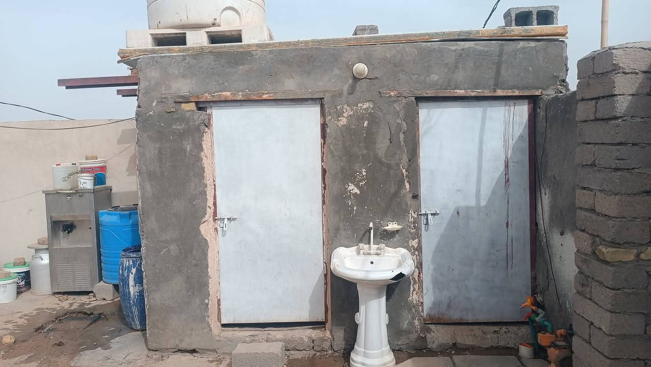 السلام عليكم بيت حواسم لبيع بي وصل تطويب مساحه 240 متر بي 3غرف وصاله9امتار ومطبخ دوانيه عوزهه ضلع وتكمل حي الحسين مقابيل مطعم الحوراء السعر 19وبي مجال بيت نضيف السقف سندويج رقم الهاتف ***********
