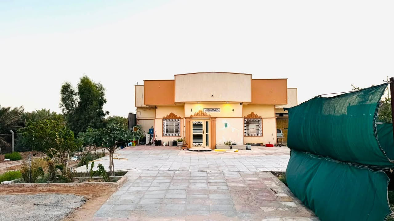 ارض مع دار زراعي  سند 25 
المساحة 3 دوانم 
العنوان / مقابل شركة ابداع الرحمن على الشارع العام  قرب ملعب السنبلة

الدار مساحة بناء 300م
اربع غرف غرفتين منهن سويت كامل
صالة  مع مجمع صحي 
ومطبخ كبير حار وبارد 
استقبال بمساحة 50 م  مع مجمع صحي 
تحتوي الارض على 40 نخلة

للاستفسار / ***********
