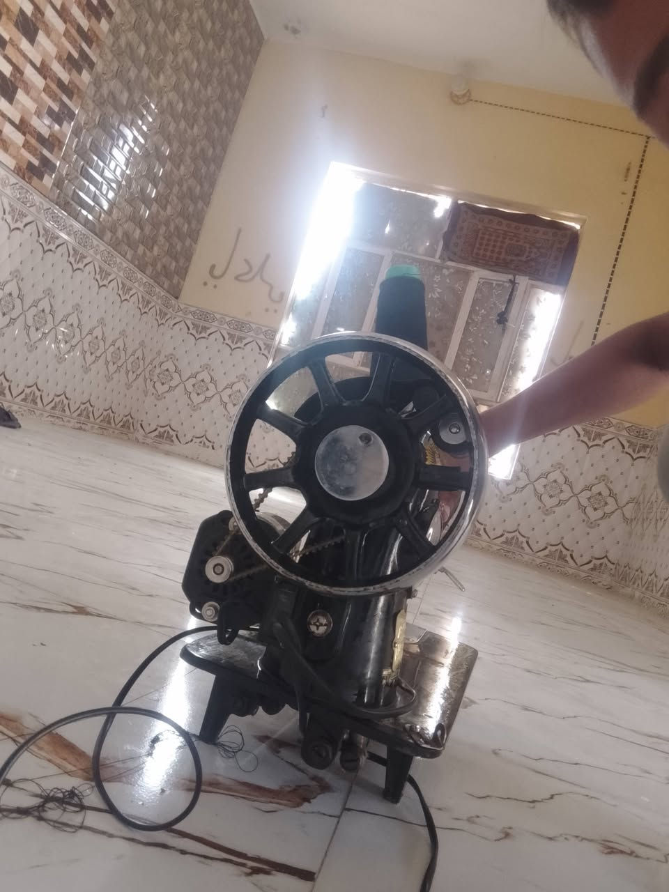 سلام عليكم مكينه خياطه اللبيع المكينه جديده ام الفراشه. خيطه قماش واحد فقط  السعر خاص او ارقم‏‪***********‬‏
