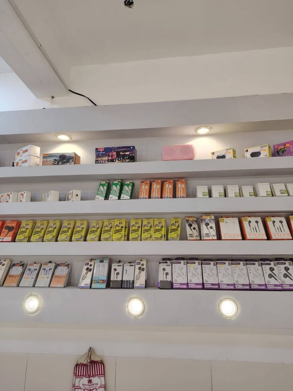 مشروع شغال محل موبايلات للبيع بسعر ٦ مليون مشروع شغال بسعر بلاش لعدم التفرغ
مكتب الوتين لصيانه الموبايل 
المحل يحتوي على
 ١.اكسسوارات موبايل 
٢. موبايلات مستخدمه عدد ٢٨ موبايل ٣. موبايلات جديده عدد ١١ موبايل ٤.عده صيانه كامله 
٥. ميوزه MDF عدد 5
٦.سستم كامرات كامل
٧. جهاز رصيد 
٨. راوتر + بصمه تفعيل خطوط 
٩. مبرده ام الدكت العالي 
١٠. خشب mdf للهوكات عدد ٢ 
علما ان الديكور الموجود ينحسب مجانا للمشتري البظاعه الموجوده مجروده
للاستعلام الاتصال ع الرقم ***********  للراغبين ب شراء مشروع شغال و ناجح مكانه البكرلي قرب جامع سليمان المحمدي مجاور دكتور الاسنان. ( سبب البيع عدم التفرغ اصحابه موظفين)
