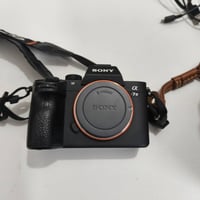 معدات تصوير كامله للبيع Sony a7iii بدي  نظافه ١٠٠٪   شترها ٤٨ فقط استع...