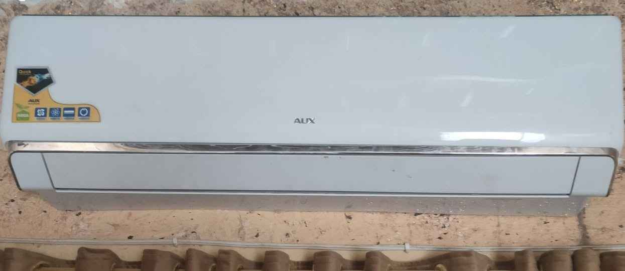 🔥 للبيع سبلت AUX 2 طن 24000 BTU - بارد/حار - كفاءة B - مستعمل نظيف 🔥
التفاصيل:
- النوع: سبلت جداري AUX تايلندي
- الحجم: 2 طن = 24000 وحدة تبريد BTU/h 
- الموديل: AS + H26ST-... 
- الوضع: بارد + تدفئة 
- الحالة: تبريد قوي ثلج، ماطور وكالة مابي صوت، الغاز منقص ربع مال تنفيس
- الملحقات: القطعة الداخلية + الخارجية + الريموت
السعر: 475 ألف دينار وبي مجال كلش بسيط
المكان: [اكتب منطقتك/المحافظة]

للاستفسار: ***********
