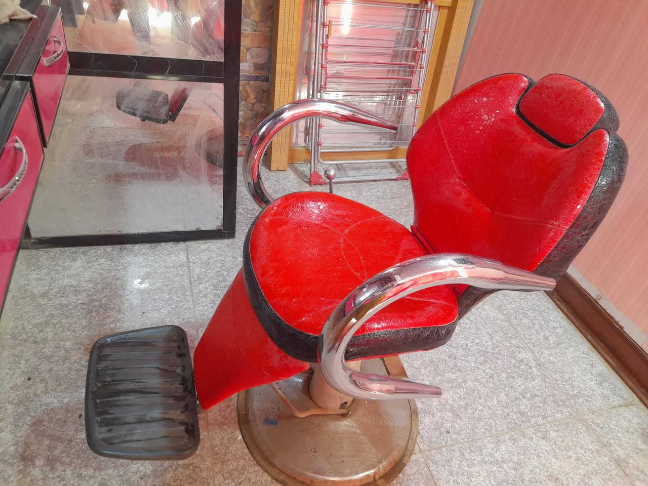 السلام عليكم من رخصة الاداره متاح
اثاث مال حلاقه كامله جدد ما مستخدمات  ميز  2 
كراسي 2 
مرايات خلفيه 2 
كراسي انتظار 
قاطع مرايه 
مغسله تركيا  السعر 750
عنواني الاسكان الصناعي النزله الثانيه 
رقمي ***********
