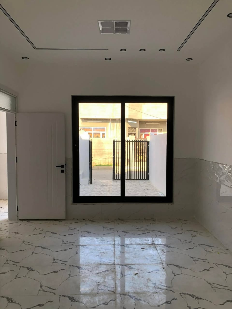 #تازەیەوماڵی_تێنەچوەنزیک_هەمووخزمەت_گوزاریەک

سلام علیکم
#خانووی_مۆدێرن بۆ فرۆشتن ⛪💒
ناونیشان 📍 ناحیەی ڕزگاری (سموود) 

◼️ گەڕەکی ئاسوودە ئەنفالەکان 🌆🌃
◼️ تەنیشت مزگەوتی ئاسوودە و مەکتەبەکە🕋🕌
◼️ ڕووبەریان 5 بە 20 = 100 مەترە 📏📐
◼️ تاپۆی یەک ناوە 🔴 ڕووی لە سلێامنیە 🌄🖼️

🔴 مواسەفاتەکانی پێکهاتوون لە ⬇️

(✅ ژوورەکانی سەقفی مەغریبییە ✅ _ کامل دەکتی مەرکەزی بۆ کراوە ✅_ مەترو بیست کاشییە  _ تازەیەو ماڵی تێ نەچووە _ کۆڵانی قیرە _ نزیکی ڕەوزەو مەکتەبە )

🔴 ژوورەکانی ئەم خانووە پێکهاتووە لە ⬇️

🔶 میوان 🪑🚪
🔶 مساعد مطبخ 🍽️🫖
🔶 هۆڵێک 🖼️
🔶 ژوورێکی نوستن 🛋️🛏️
🔶 ڕۆشنایی 🪟
🔶 مشتەمەلات 🛁🚿

بۆ زانینی نرخ 💵پەیوەندی بکەن بەم ژمارانەوە 📲📞📳

***********

***********

دەتوانن سەردانی
#نوسینگەی_ئازاد_لە_سموودبکەن 

ناونیشانی نوسینگە ◀️ ڕزگاری جادەی نێو بازاڕ 🛣️
🔴 سەرووی شارەوانی سموود. 🌆🏣
🔴 ڕیزی  شیرینی خانەی زانا🍹🏢

ئێوەی بەڕێزیش هەر موڵکێکتان هەبوو بۆ فرۆشتن یان ویستان بیکڕن دەتوانن ڕەسم و زانیارییەکانتان بنێرن بۆ ژمارە ڤایبەری 📳✅ ***********
