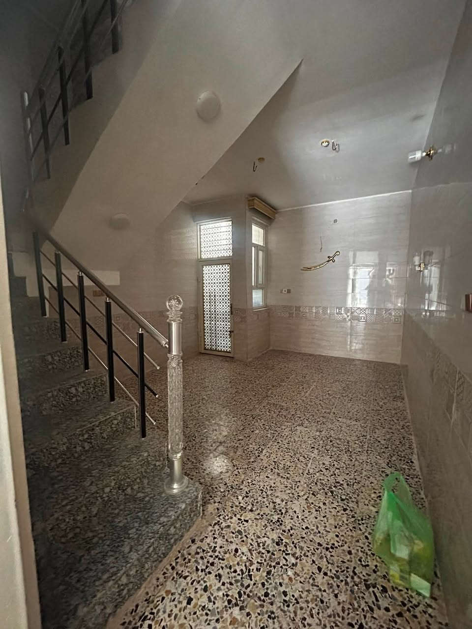 دار للبيع المساحه 50 متر
📍شارع البوبيات عامود 21 داخل فرع حسينيه اهل بلد 
قرب الروضتين 

يحتوي على غرفتين نوم وصاله ومطبخ ومنور وصحيات عدد ٢

سعر .. 110 وبي مجال 

للاتصال ..  ***********
