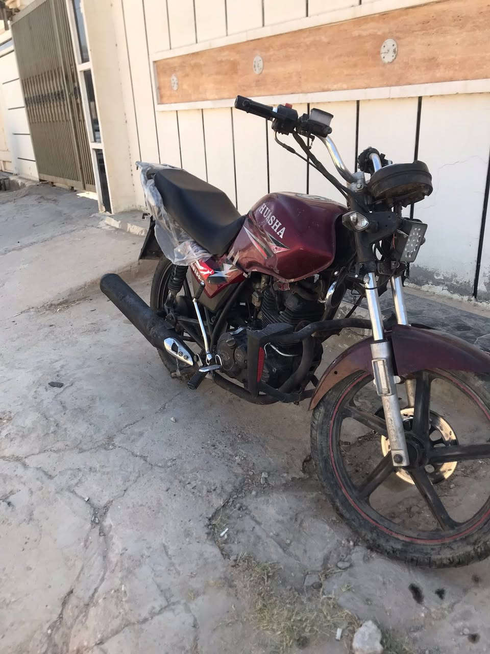 ب 275 الف قفل

هيوشة 2017
محرك 200cc 
شغالة مابيهة لا تنقيص ولا تبخير
الدراجة مجفته نشاط وشلعه كلش حلوة

يرادلهة ترتيب كماليات 

مكاني رمادي شارع السينما 

شراي اتصل واتساب او عالخط

***********
