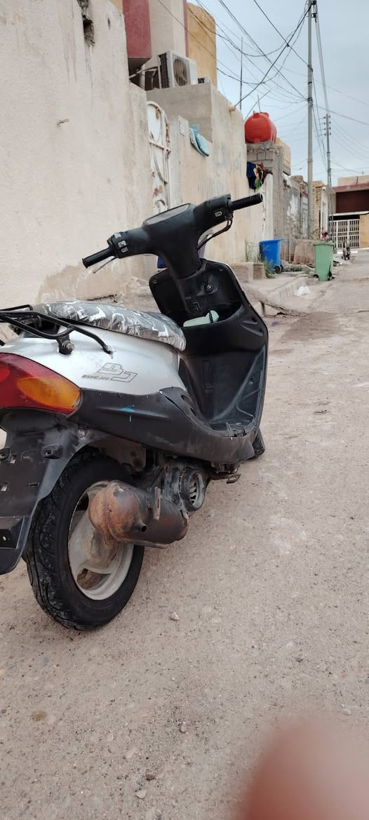 سلام عليكم دراجة يوماها للبيع الدراجة كدامك نضيفه وكهربائيات كامله كلشي شغال بيه السعر 350 وبيه مجال مكاني ميسان ناحية علي الشرقي.. رقمي ***********
