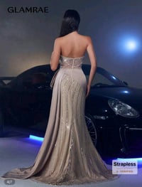 هذا فستان سهرة أنيق بدون حمالات يتميز بتصميم ساحر وألوان راقية. مصنوع ...