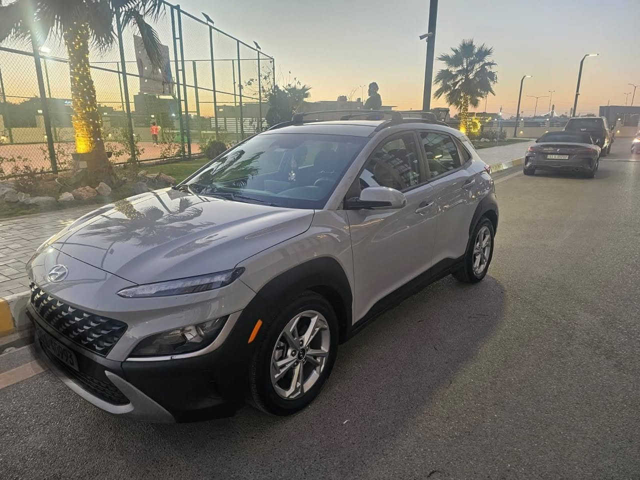 من رخصة الأدمن..
كونا موديل 2023 وارد امريكي الحادث كما مبين بالصور باب وجاملع ايسر والباقي مكفول سيارة انا مشتريها من امريكا لأبنتي  منفيس نفس اسم السنوية واستخدام بنت ماناقصها اي شي كانت ماشية 8 الاف ميل عند الشراء والان 20 الف ميل تقريبا ..رايدها ب152 ورقة بيها مجال قليل .او مراوس بسيارة اعلى.
رقم الشاصي km8k6cab9pu997006
رقم الموبايل ***********
