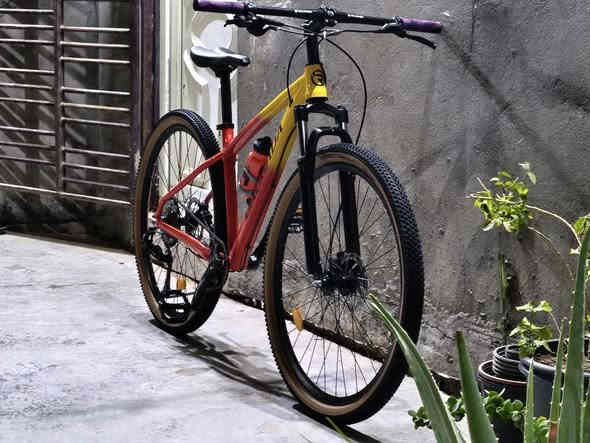 السلام عليكم.    اخوان اليوم يتوفر دراجة جبلية من نوع MTB. 
مواصفات 

🔥سستم ماركة من شركة L-TWOO،،المبدل خلفي نفس ماركة يأتي بنظام حديث 1*10

🔥الفرامل من نوع هيدروليك خلفي من شركة X-SPARK،،والفرامل امامية من ￼ Shimano الياباني 

🔥المقاس 29انج

🔥معدن دراجة بل كامل ألمنيوم ،،فقط دبل امامي من حديد 

🫆مكان الدراجة الديوانية 

💞سعر الدراجة (600)قابل للتفاوض مع تحياتي الكم 🫡￼

الرقم:***********.

الدراجة جديدة 🆕 جدآ
