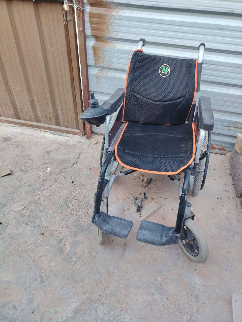 كراسي كهربائيه واحده جديده باكارتون وحده مستعمله    يطبك وصير بالسيأره  بدون رفع البطاريه  الجديده سعره _٥٠٠ وبيها مجال والمستعمله ب٣٠٠ شراي يتصل على *********** يدخل واساب
