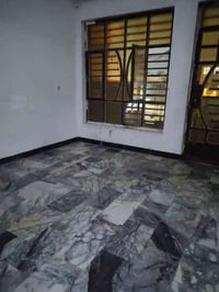 للايجار شقه طابق اول غرفه وصاله ومطبخ قريبه عله شارع التجاري 450 الف 0...