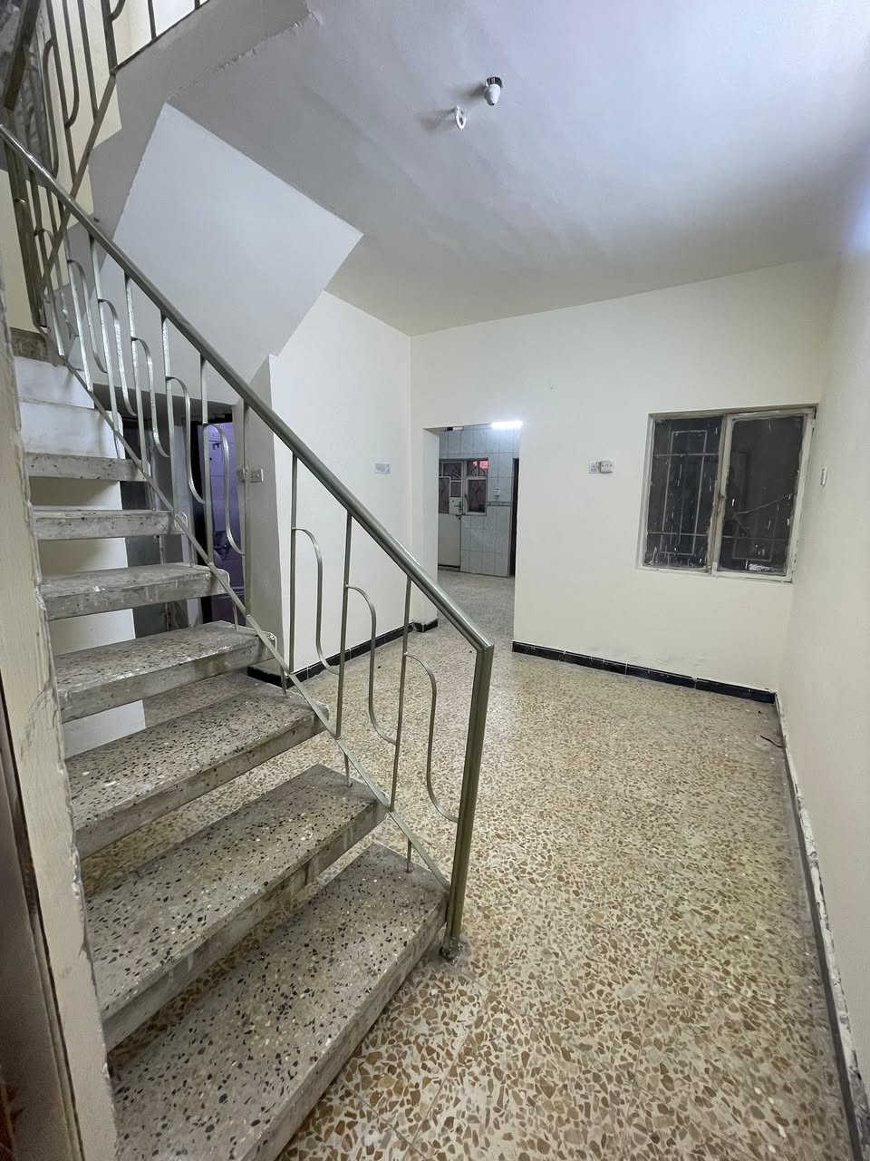 #للايجار_في_السيدية
دار سكني المساحة 150 متر

يحتوي مدخلين ثلاث غرف نوم صالة مطبخ خدمات كراج

بيت جاهز موقع مميز اجاره مليون 

للأستفسار: ***********

مكتب الفهد الهندسي للمقاولات العامة
