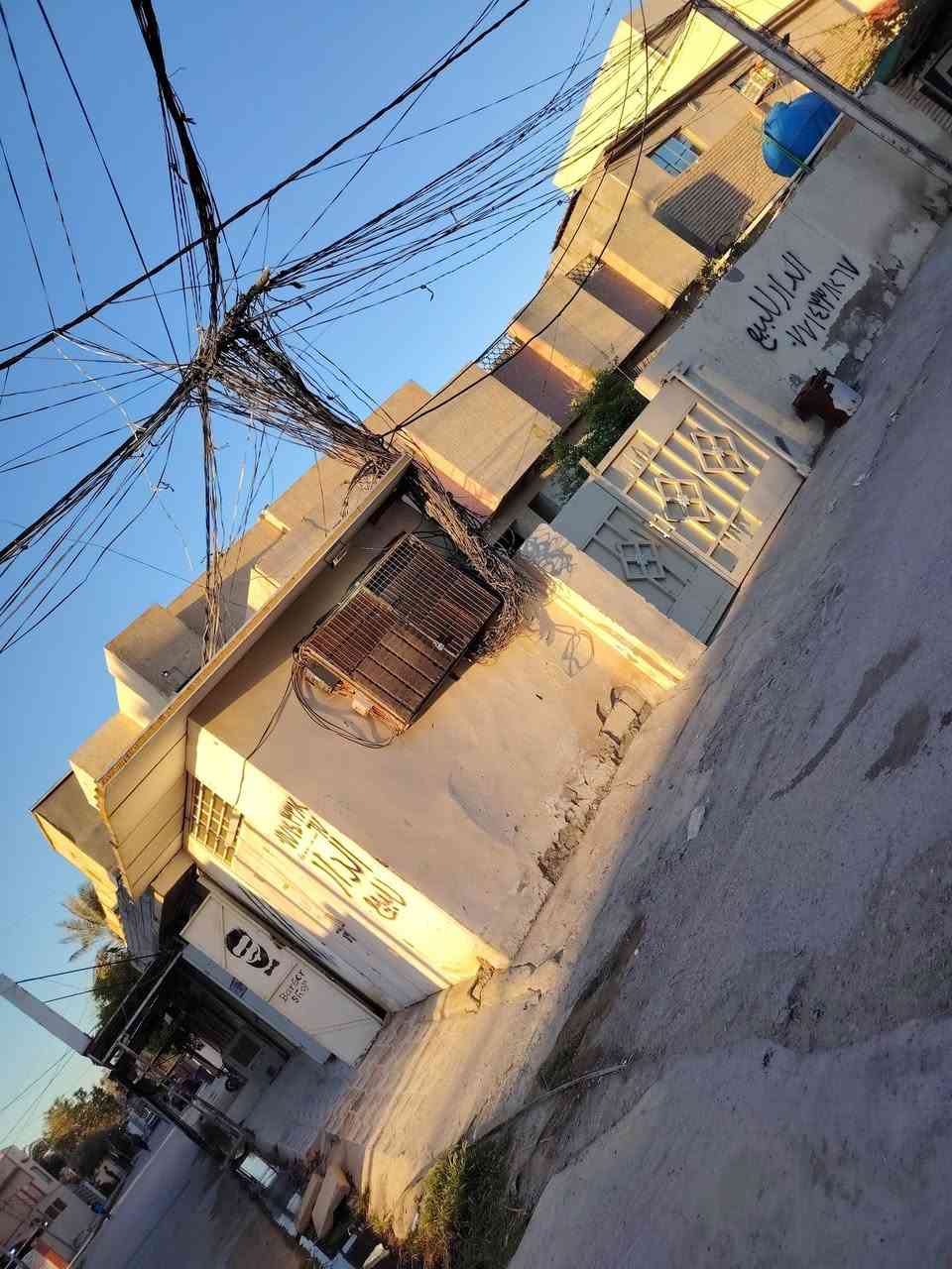 دار للبيع ركن مساحته 300م الموقع بعقوبة حي المعلمين قرب مدرسة الخابور 
طابقين الطابق الأول  يحتوي على غرفتين نوم وهول واستقبال ومطبخ وحديقة مع محلات عدد سته مؤجرات
والطابق الثاني يحتوي على غرفتين نوم واسعات للاستفسار اتصال على الرقم ***********
