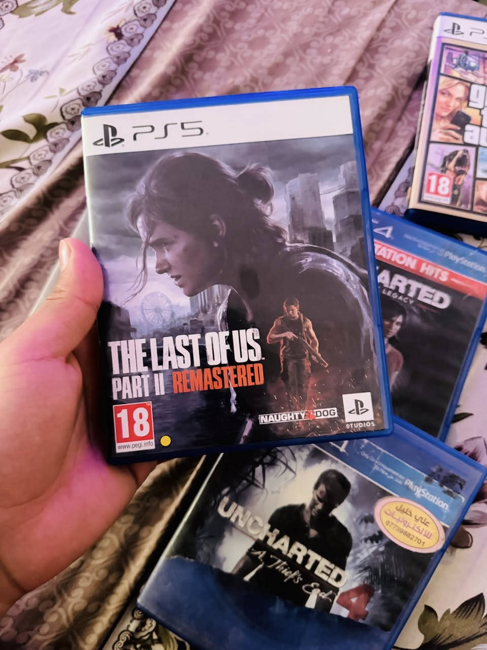 السلام عليكم بلي 5 مستعمل بس قليل ونضيف الجهاز كلش  ***********
1 بلي 5 
2جوستك اضافي هوة وكارتونته ما مستعل 
3 يوبي اس 1500 هوة وكارتونته بعده جديد 
4قاعدة مال تبريد + وشحن جوستكات + حامل الأقراص 
5 وخمس اقراص جدد 
 السعر 850 وبي مجال قليل الي ما يعجبه السعر يكلب المنشور 
وتوصيل بعذ الأتفاق
