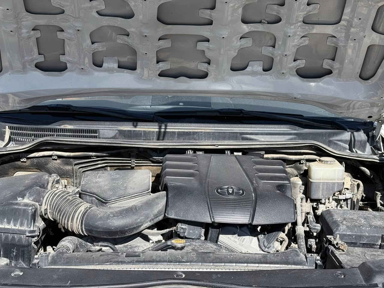 السلام عليكم تيوتا لاندكروز2014 محدث2020 سيارة جافيه ومعمره شاصي وبجم مكفول سياره فول مواصفات فتحه جلد حساساات كامره خلفيه داخل قرميدي ثلاجة وسطاني محرك 6سلندر4000المرغوب سياره تدفئه تبريد كلها شغال مابيها نقص حلوه وجاهزه وبالخير على  الياخذها السعر260 وبيها مجال للاستفسار الاتصال على هذا الرقم بي واتساب ‭0771 442 5748‬
