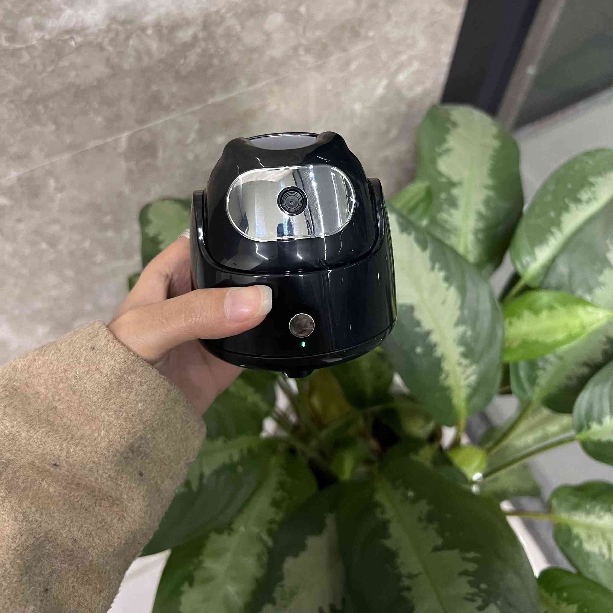 السعر 30 الف توصيل مجاني جميع المحافظات اخر قاعدة تصوير ذكية بتتبع تلقائي 360° – AI Follow Camera Head Q5

الموديل: Q5

قاعدة تصوير ذكية بتقنية التتبع التلقائي، مصممة لتسهيل تصوير الفيديو والبث المباشر باستخدام الهاتف أو التابلت بدون الحاجة إلى تطبيقات.

 • يدعم التتبع الذكي بزاوية دوران 360° لتتبع الأشخاص تلقائياً
 
• يعمل بدون تحميل أي تطبيق أو اتصال بلوتوث
 
• يدعم الوضع الأفقي والعمودي للتصوير
 
• تحكم بالإيماءات: إشارة OK لتفعيل التتبع وإشارة الكف لإيقافه
 
• متوافق مع الهواتف والتابلت حتى 11 إنچ
 
• يدعم التركيب على الحامل الثلاثي (Tripod)

 • الوزن الصافي: 210 غرام

 • التوافق:
 • سمك الهاتف حتى 12 ملم (بدون كفر)
 • تابلت حتى 11 إنچ
 
• زاوية الحركة:
 • دوران أفقي (Heading): 360° غير محدود
 • ميلان عمودي (Pitch): من +12° إلى -18° (تحكم يدوي)
 • البطارية: 3.7V / 1200mAh
 • مسافة التتبع:
 • أفضل مسافة: من 20 إلى 120 إنچ بغداد, العراق


**إذا كنت صاحب هذا الإعلان وتريد حذفه لأي سبب، رجاءا أرسل رسالة إلى الدعم الفني**