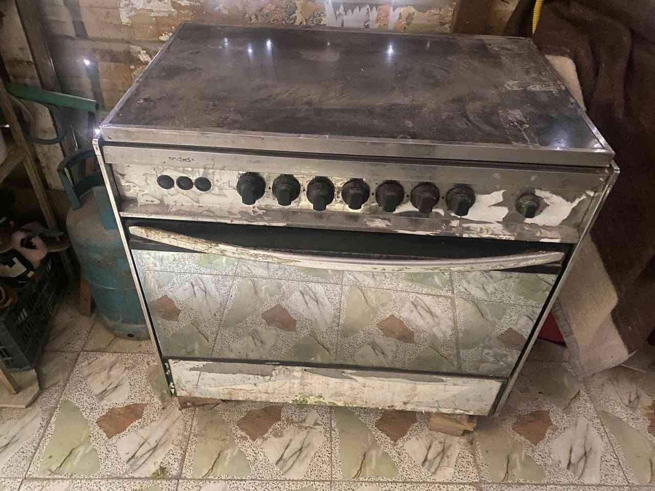 طباخ جديد اي ضرار مابي كله سغال ونضيف يخبل ب ١٢٥ الف رقم الهاتف ***********
