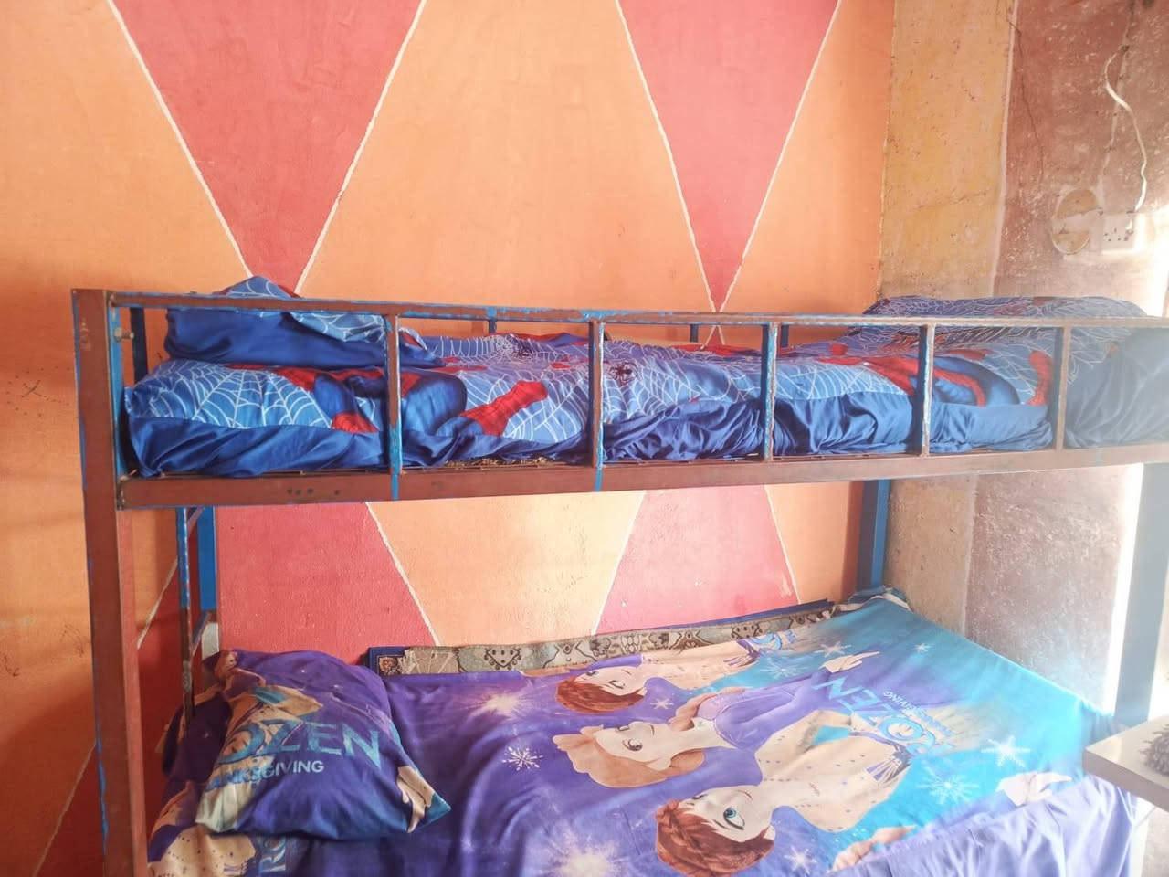 سلام عليكم جربايه طابقين تسكام للبيع شيل كبار وزغار السعر150استفسار على الرقم ***********
