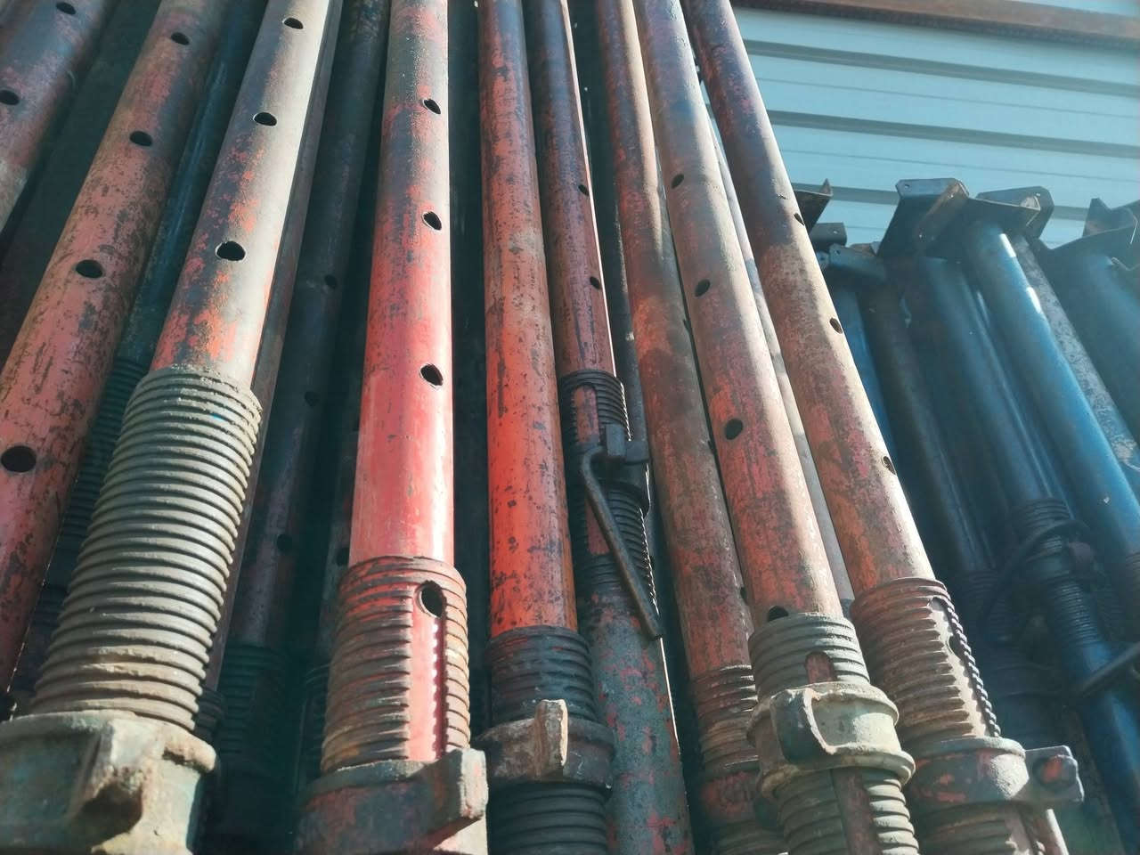 سلام عليكم جكات للبيع سن خشن الأصلي العدد الكلي ٤٠٠ جك ٢٥٠حاضن و١٥٠جك ابو الورده *********** مكاني بابل
