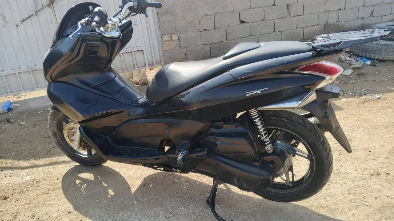 دراجه بس سي اكس pcx جيل اول ياباني 🇯🇵 مجفته تجفيت شركه  اكسل مكفول شلعه ومعدل تخم تاير جديد حساس ستان شغال كهربائيات كله شغاله السعر 1100 مليون وميه للاستفسار *********** واتساب
