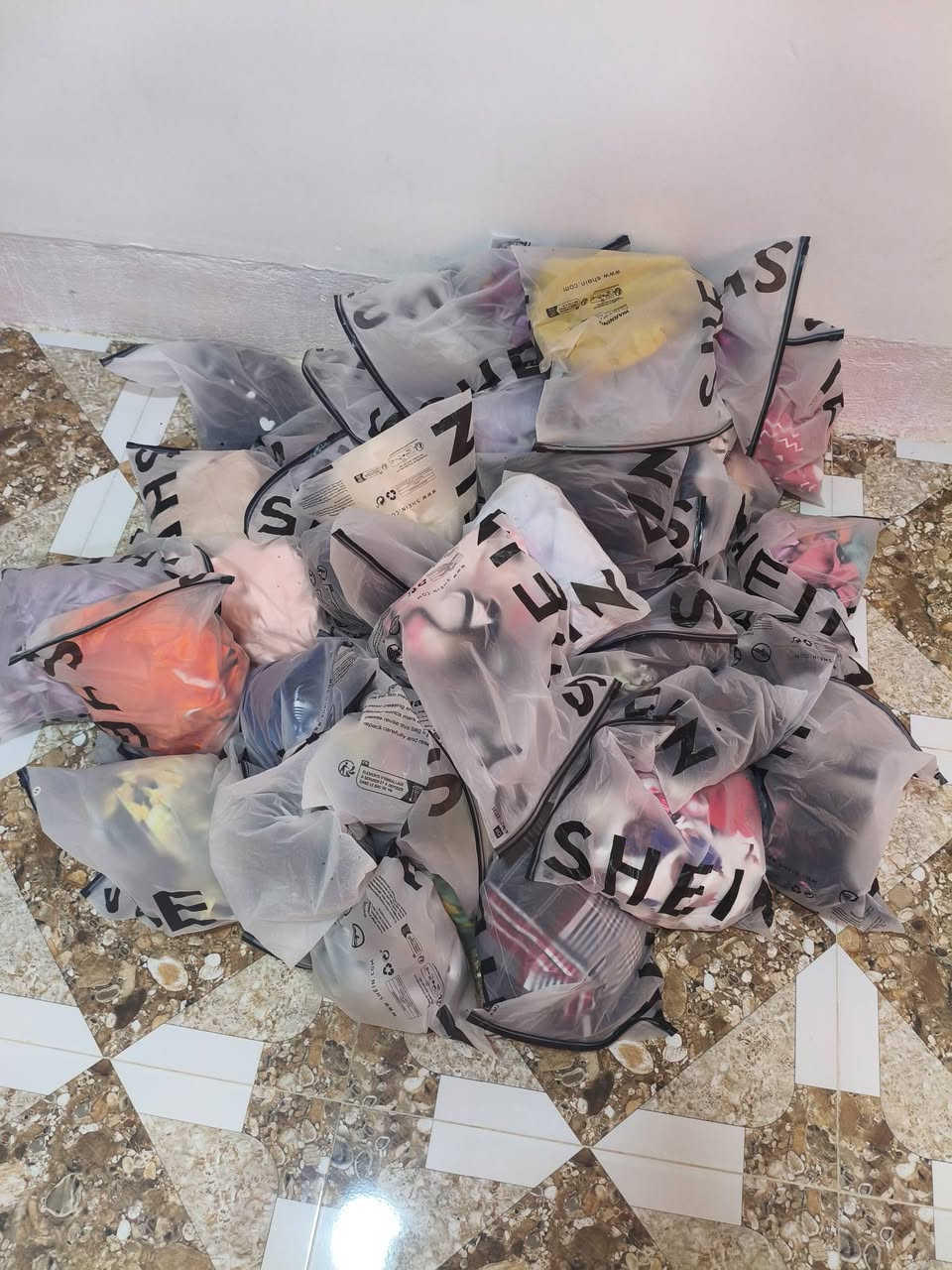 سلام عليكم
عندي تراكات 35 قطعه مع شلحه أو اتك نسائي 46 قطعه ابيعهم جمله شلع الي يريدهم يجي خاص بسعر مناسب *********** واتساب
