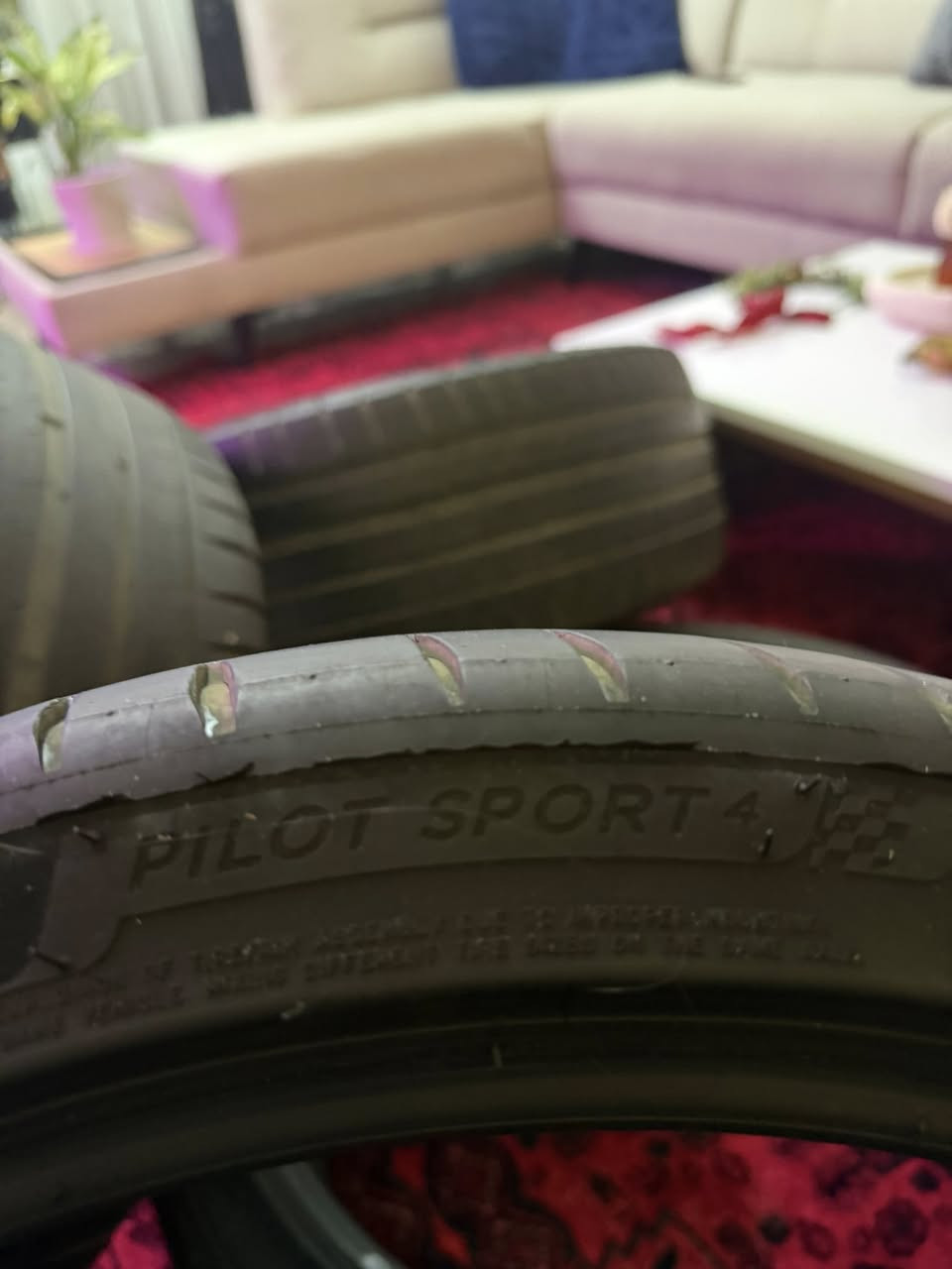 اطارات (تايرات) للبيع  وية السيارة اجني وارد امريكي  واستخدمتهن شهر . 
وتساب - ***********
المواصفات الفنية للإطارات
 • الماركة: Michelin
 • المقاس: 215/40 R18
 • مؤشر الحمولة: 85 (يعني يتحمل حتى 515 كغم تقريبًا لكل إطار)
 • مؤشر السرعة: Y (مناسب لسرعات تصل إلى 300 كم/س)
 • النوع: Radial Tubeless (بدون أنبوب داخلي)
 • فئة الإطارات: High Performance – رياضية للتماسك العالي

شرح المقاس
 • 215 = عرض الإطار بالملم
 • 40 = ارتفاع الجدار الجانبي = 40% من العرض
 • R18 = يركب على جنط 18 إنش  

الأداء والاستخدام

هذا النوع من الإطارات غالبًا من سلسلة Pilot Sport المصممة:
 • للسيارات الرياضية أو السيدان ذات الأداء العالي
 • ثبات قوي في المنعطفات
 • تماسك ممتاز على الطرق الجافة والمبللة
