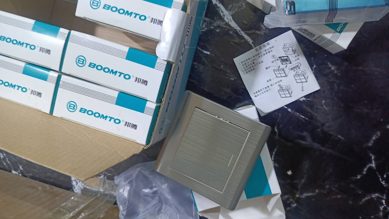 سلام عليكم عندي 100 نقطة كهرباء كلهن نفس الشي ونفس اللون مهتم يتصل عليه *********** كلهن احسبهن 80 الف
