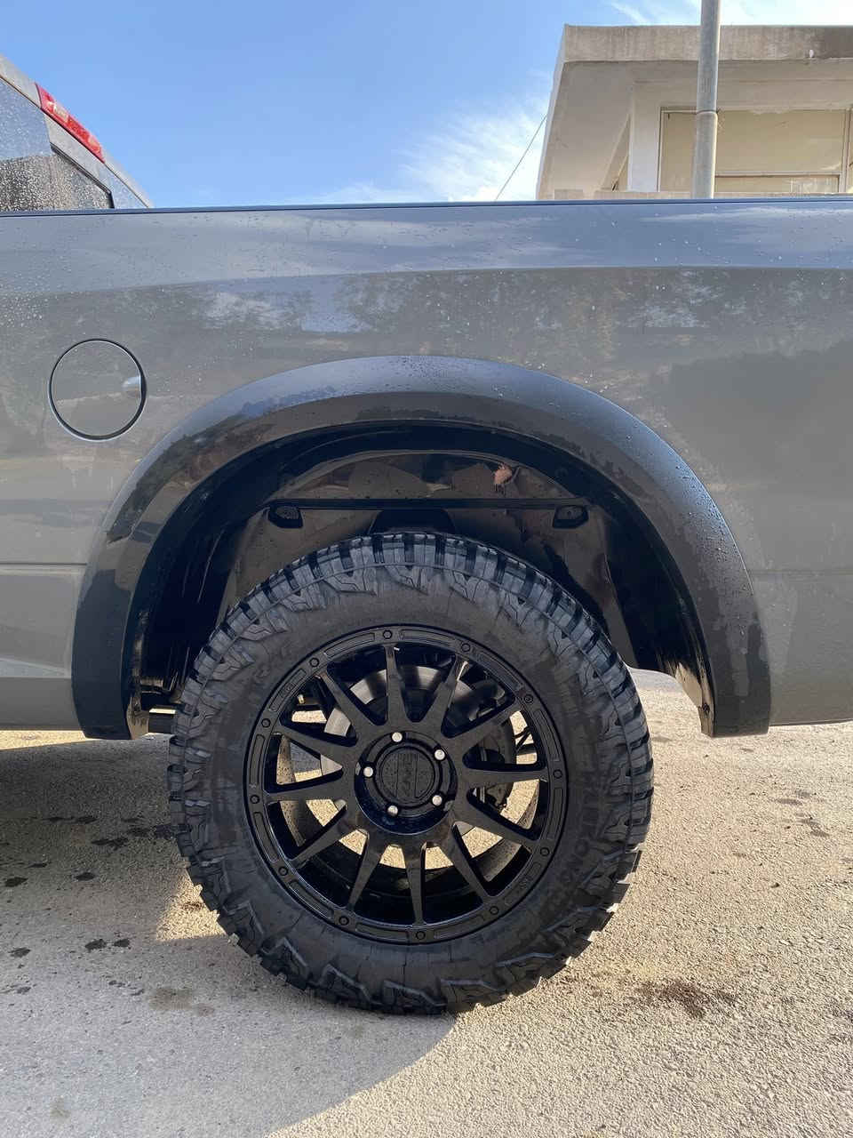 كوردي & عربي 
دوج رام كلاسيك موديل 2022 رةنگي چيمةنتوية سةيارةكة بودي كورتة مةكينة شةش پستني عادي مةرغوبةكةية بة بةنزيني عاديش دةروات تةنها 36 هةزار كيلومتر رويشتوة سةيارةكة مواصةفات شاشة گةورة و كاميرةي پيشو پشتي هةية و رادار و كوشن سارد و گةرمة  سةيارةكة كلينة هيچ بوياغي نية و دةبل اكسليشة گير و مةكينة و هةمو شتي بةشةرتة بةناوي خومة فةحس و هةزةشي نوية سعريشي 270 وةرةقة و كةمةك مجالي تيداية  شوين هةولير ***********
......
رام موديل 2022 كلاسيك لون سمنتي بودي قصير محرك ستة سلندر عادي سيارة ماشية 36 لاف كيلومتر شاشة جبيرة و كاميرة خلفي و امامي و رادار  كشنات تتفية حار و بارد  سيارة دبل اكسل رباعي فور ويل  بنسبة سبغ سيارة كلينة مابي سبغ  گير محرك كهربايات بشرط سعر سيارة 270 شوية مجال مكاني اربيل سيارة باسمي هزة فحص سنوية جديد
