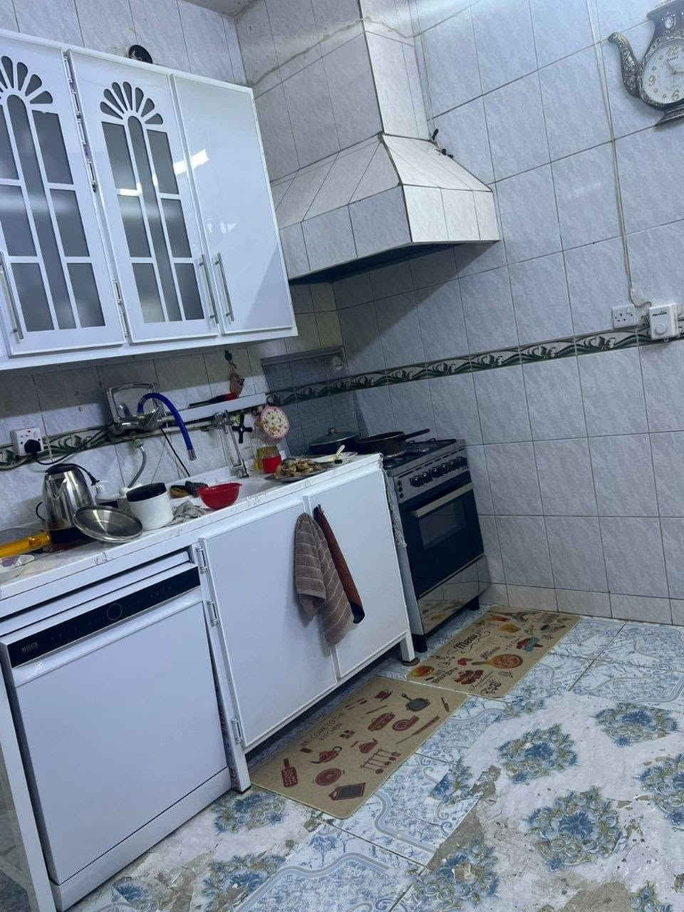 السلام عليكم بيت للبيع المنطقة رئاسة المعلمين محله٧١٣ خلف مركز الشام الطبي المساحه ٨٣ وربع مدخل واحد بناء٢٠١٤ طابو صرف ثلاث غرف نوم الاستقبال والطرمه والحمام مجدد الكاشي مالته جديد وهذه الصور تفاصيل رجاءا لاتدخل تعامل وتطلع اذا شراي اتصل عالرقم غير متواجد عالفيس السعر١٥٨ مليون وبي مجال للشراي فقط وابيع جزء من الاثاث مع البيت اذا تشتري الاتصال عالرقم ***********
