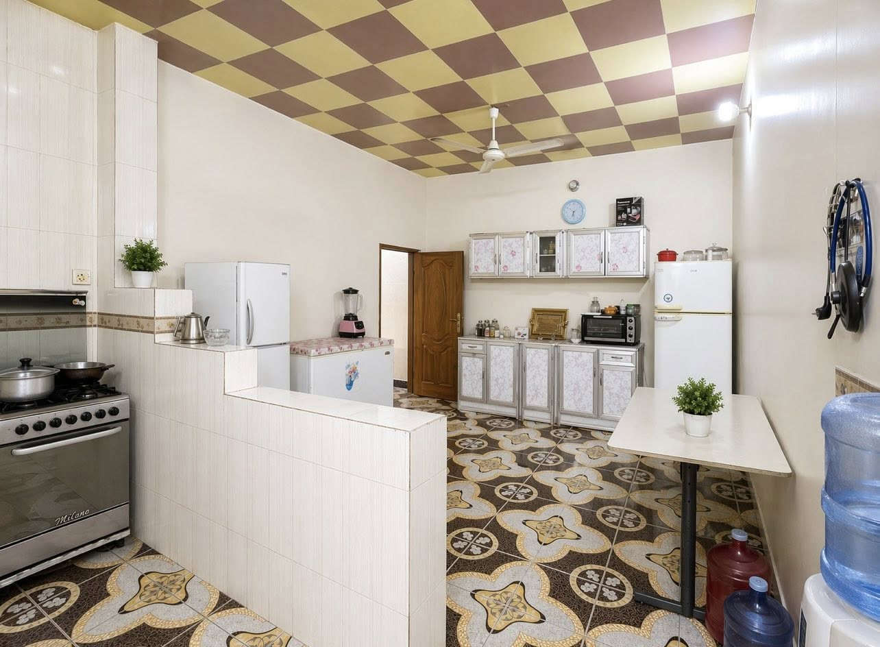 🏠 دار سكنية مميزة للبيع في بغداد / التاجي 🏠
الموقع: بغداد - التاجي - قرية عواد الحسين.
📍 المميزات الجغرافية: موقع ممتاز جداً وقريب من السوق وقريب من المدارس (الابتدائية، المتوسطة، والإعدادية).
📐 تفاصيل المساحة والملكية:
 المساحة الكلية: 310 متر مربع. 
طابو صرف (سند جاهز للتحويل مباشرة).
🛏️ التصميم الداخلي والتقسيم
 غرف النوم: يحتوي على 3 غرف نوم بمساحات كبيرة (4*4 متر) مُقسمة كالتالي:
 غرفتين نوم في الطابق الأرضي.
 غرفة نوم كبيرة في الطابق الثاني.
 الاستقبال والهول: صالة استقبال واسعة + هول داخلي.
 المطبخ: نظام حديث (مطبخ حار وبارد).
 الصحيات: حمام + (2) تواليت (واحد داخلي وواحد خارجي في الطرمة).
 الخارجية: طرمة واسعة تحتوي على كراج للسيارة + حديقة أمامية مميزة.
⚡ الخدمات والبنية التحتية (كاملة وجاهزة):
 الشارع مخدوم بالكامل (تبليط، أرصفة، وشبكة مجاري حديثة).
 متوفر ماء إساله صافي وكهرباء مستقرة.
 خدمة إنترنت ضوئي فائقة السرعة متوفرة في المنطقة. 
 ⭕️السعر بي مجال وجدا مناسب للاستفسار ع الصفحة او الرقم *********** واتساب  
⭕️ايضا توجد قطعة ارض للبيع بجانب المنزل مساحتهة 162 متر ونص
