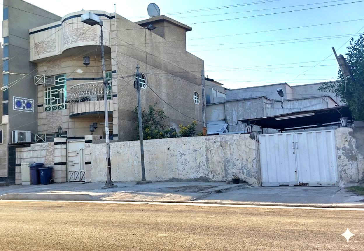 السلام عليكم
دار للبيع في شارع فلسطين حي الادريسي قريب من ساحة بيروت جدااا مساحة البيت 325م واجهة 10م نزال 32.5م يباع كقطعة ارض كامل او تقطيع لنصفين الشارع مبلط جديد وعرض 10متر والرصيف 4 متر ويحتوي على مشتمل بناء جديد البيع مباشر مع صاحب العقار بدون دلالية
للاستفسار
***********
