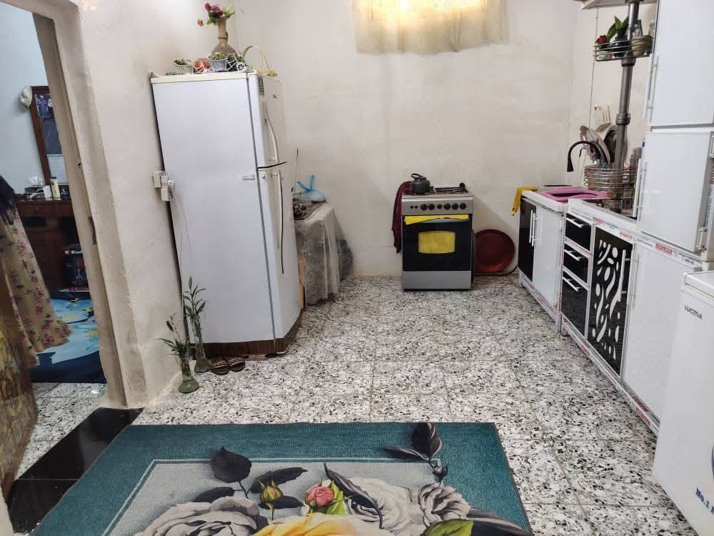 السلام عليكم دار للبيع بغداد المدائن خلف البانزين خانة قرب سلمان المحمدي منطقة الحضارية مساحة الدار ١٨٠م ركن خدمات كاملة بتبليط كهرباء ماء يتكون الدار غرفة نوم وصالة واستقبال ومطبخ وممر حول الدار وكراج سيارة وحديقة مميزة وصحيات داخلية وخارجية السعر ٥٥ وبي مجال للاتصال بالرقم ***********
