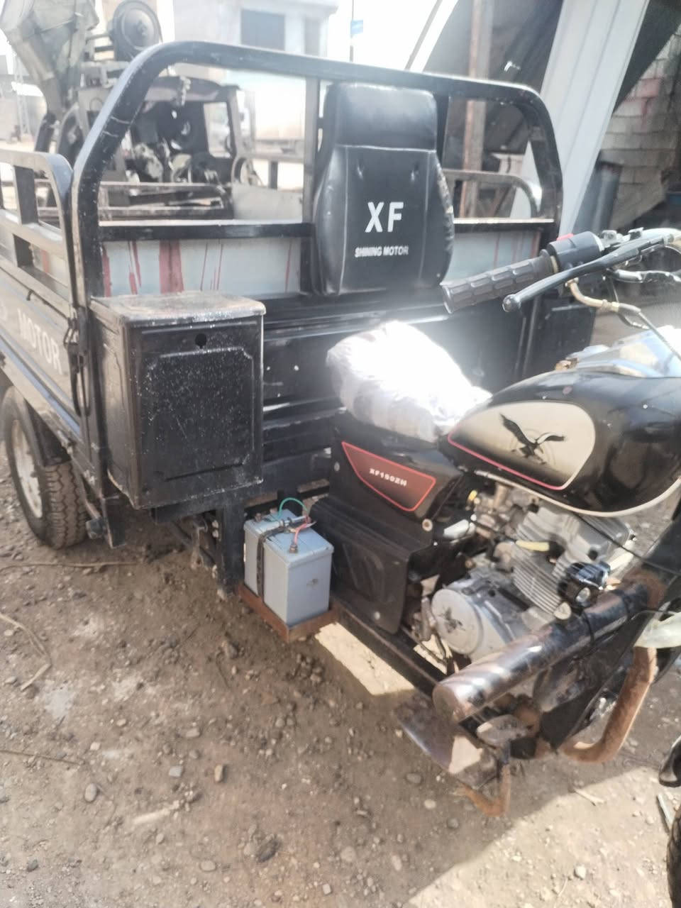 السلام عليكم ستوته للبيع موديل 23 كلها شغاله محرك معمر جديد كهربائيات كلها شغاله ضفيره جديدة بودي مغلف2 ملم تايرات جدد اسبير السعر مليون و ثلث ميه ***********
