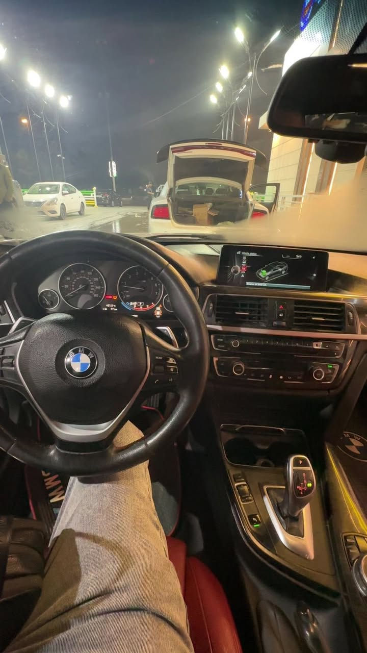Bmw 2016 328i twin turbo 
بصمة 
كراسي كهرباء + خزن 
داتا شو عرض الزجاجه الاماميه
كشنات تدفئه 
داخل احمر واسود 
كامرا 
حساسات اماميه + خلفيه 
شاشه وماوس 
3 مود للقياده
 

للاستفسار ***********
