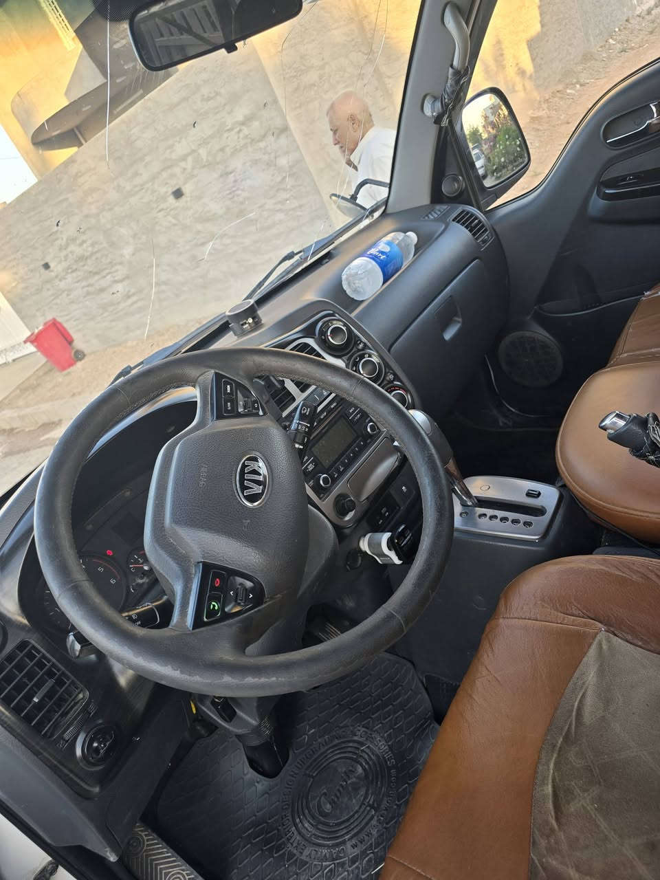 السلام عليكم للبيع كيا مسكر اوتوماتيك كفاله عامه كير محرك بالصندوق شرط سعر ١٣٠    ***********
