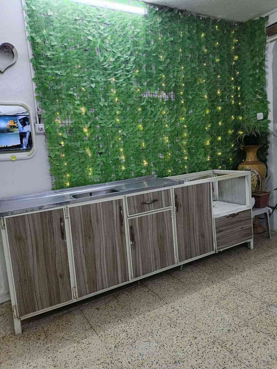 كاونتر مترين ونص مع سنك ستيل  السعر ١٠٠
وبينو مكان للطباخ و اوفن
للاتصال عالرقم ***********
