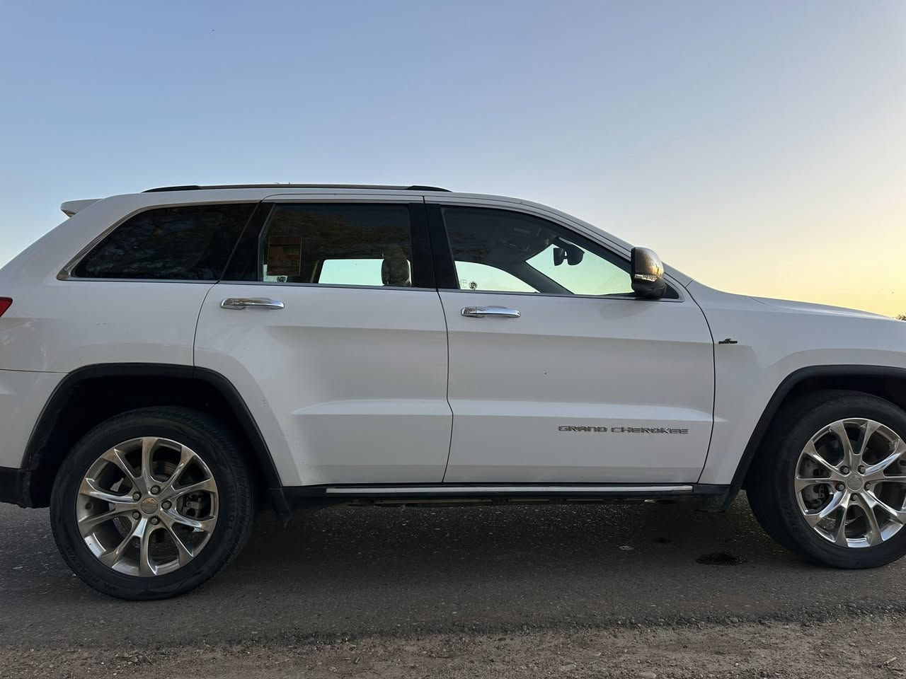 جيب 2014 جراند شيروكي لمتد خليجي  
Jeep Grand Cherokee Limited

• محرك 3600  
• فول مواصفات عدا الرادار الأمامي  
• 4x4 فور ويل  
• ماوس  
• سقف بانوراما طگتين  
• شاشة كبيرة + ثيم + برنامج كشف أعطال  
• حساسات أمامية وخلفية  
• كراسي جلد كهرباء للسائق والراكب  
• تبريد وتدفئة للكراسي الأمامية ❄️🔥  
• تدفئة للكراسي الخلفية  
• مراية وسطية + مراية السائق تعتيم  
• صندوق كهربائي  
• تشغيل عن بعد مع صوت الهورن عند القفل  
• كير طيارة + شفتات ستيرن  
• مرايا قلاب عند الرجوع للخلف  
• ويلات عشرين سومت وكالة أصلية  
• سستم صوتي 12 سماعة + دمام خلفي بالصندوق  
• قطعتين تبريد ❄️  
• سيدي 💿بالتكية  
• مرايا شفط  
• داخل صاج ملكي  
• نظام خرائط  
• نظام سبورت بالگير  
• زراگات لايت  
• گاعيات أصلية من الجادر الأصلي بضمان 5 سنوات  
• الاسبير لوگ  
• المرايا حساسة للضباب
هواي بعد بيها مواصفات 
  

📍 مكان السيارة: صلاح الدين  
📌 السيارة باسمي وتحويل ثاني يوم  
📌   
📌 الممشى: 194 ألف كم  

ملاحظات:  
• بيها ربع جاملغ أيسر بدون دواخل  
• معدل ومصبوغ  
• بيها 3 أماكن باردة صغيرة جداً  

📞 0773 749 2449‬ 
السعر:- 235
