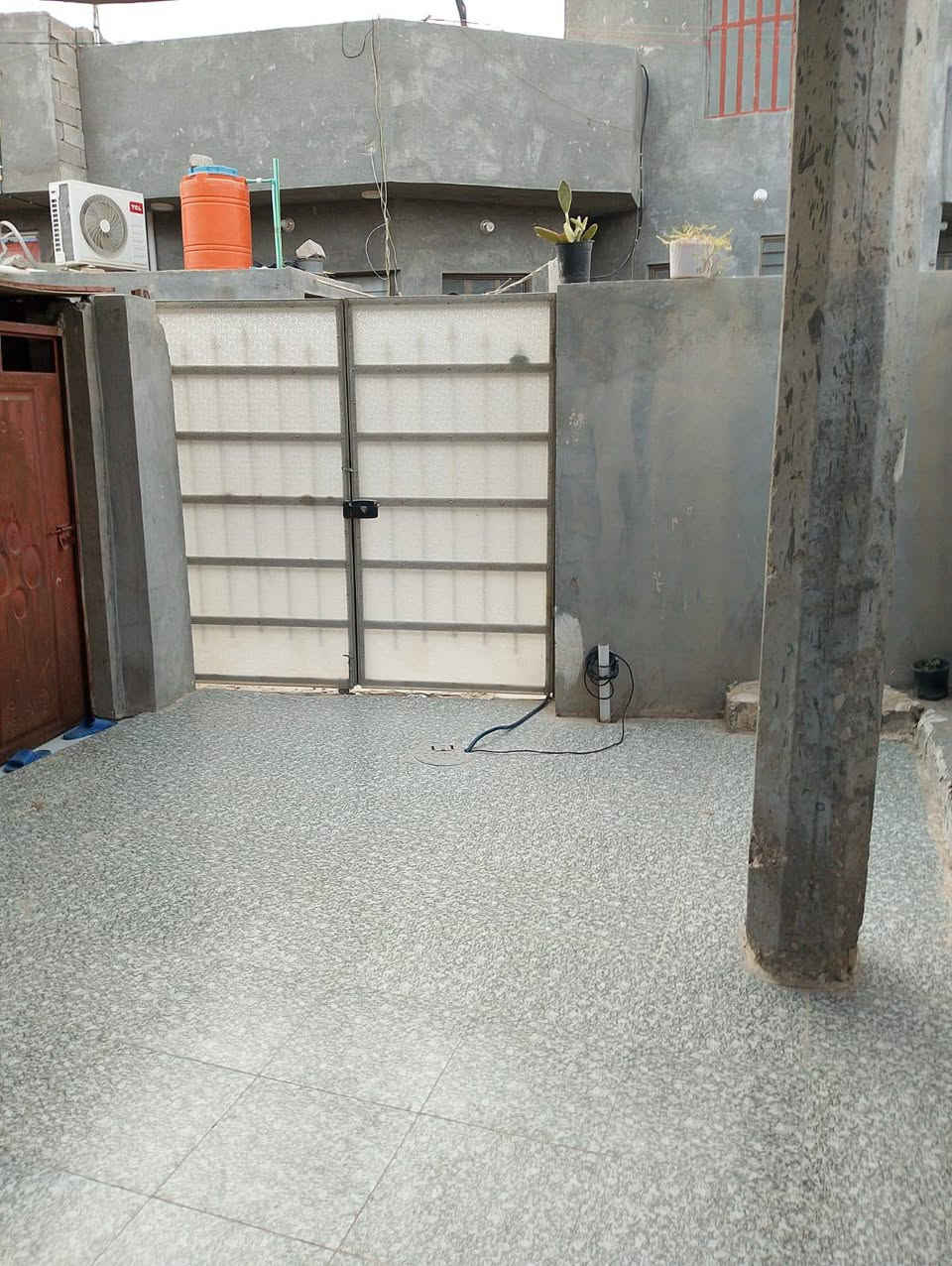 سلام عليكم
دار للبيع مساحه البيت 150متر مربع  طابق واحد
غرفه نوم عدد2
استقبال 
صاله 
مطبخ 
حمام داخلي 
صحيات خارجي واحد 
طرمه  حواس حي العباس رابع فرع عل يسرا
يرجا الاستفسار ولاتصال ***********

مكلف بالنشر
