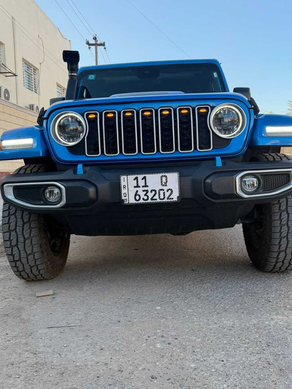 سلام عليكم
جيب رانكلر صحاري موديل ٢٠٢٤
فول مواصفات معروفه مواصفات الصحاري 
ثلاث انضمه تشغيل 
بانزين +هايبرد + شحن
محرك ٢٠٠٠ تيربو 
لون ازرق مميز دواخل جلد لون ازرق اني شتغلتهن حتى الدشبول شغل درجه اولا كلفني ١٠٠٠ دولار
ويل جبلي وتخم تاير جديد 
واضافة شوتة وتعديلات ع شكل الخارجي
بيها ضربه بالبنيد فقط و مبدل ومحدث ريبيكون 
بيها طخه خفيفه بل شاصي ومسحوب 
رقم بغداد ماشيه ٥٢ الف كيلو
سعرها ٢٣٥ وبيها مجال بسيط 
***********
