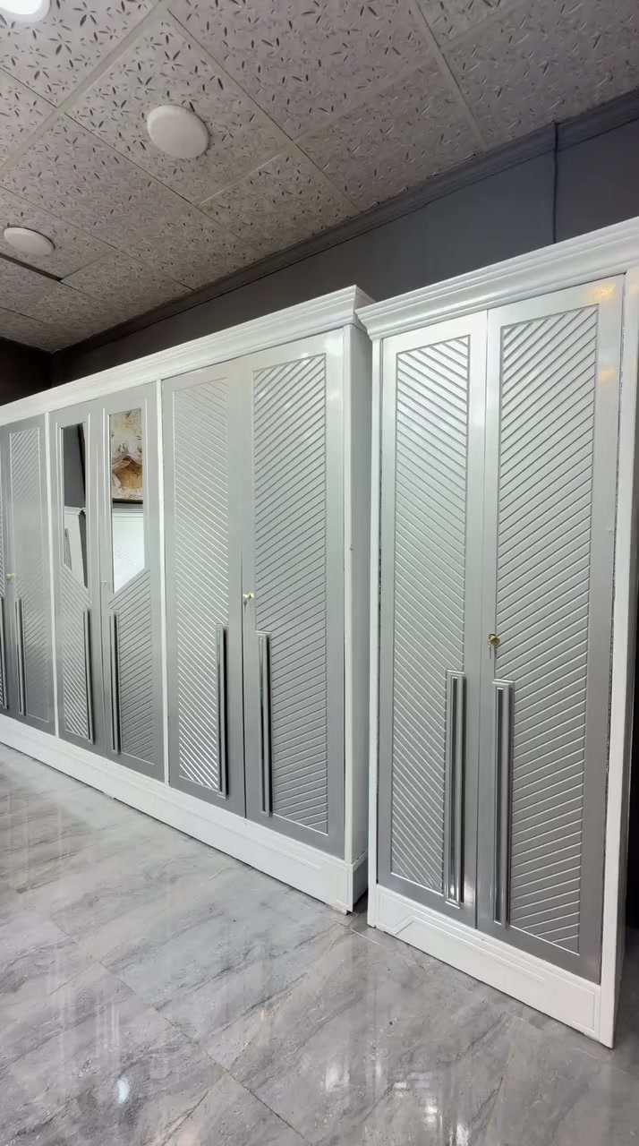 التفاصيل الكاملة والقياسات موضحة داخل الفيديو ✅
تتكوّن من 9 قطع بالمواصفات التالية:

✅ الكنتور
•  أبواب CNC
• الخارج: MDF تارس سمك 5 ملم
• الداخل: معاكس أبيض 3 ملم
• الضهر: معاكس أبيض 3 ملم مشدود براغي
• نرمادات شريطية
• الفرشة: بلوك

✅ الصومية
• بلايد أسود
• 6 أرجل 

🔸 الشازلون والطابورية إضافة بـ 50 ألف

للطلب أو الاستفسار راسلنا مباشرة ✅
للتواصل واتسآب ***********
