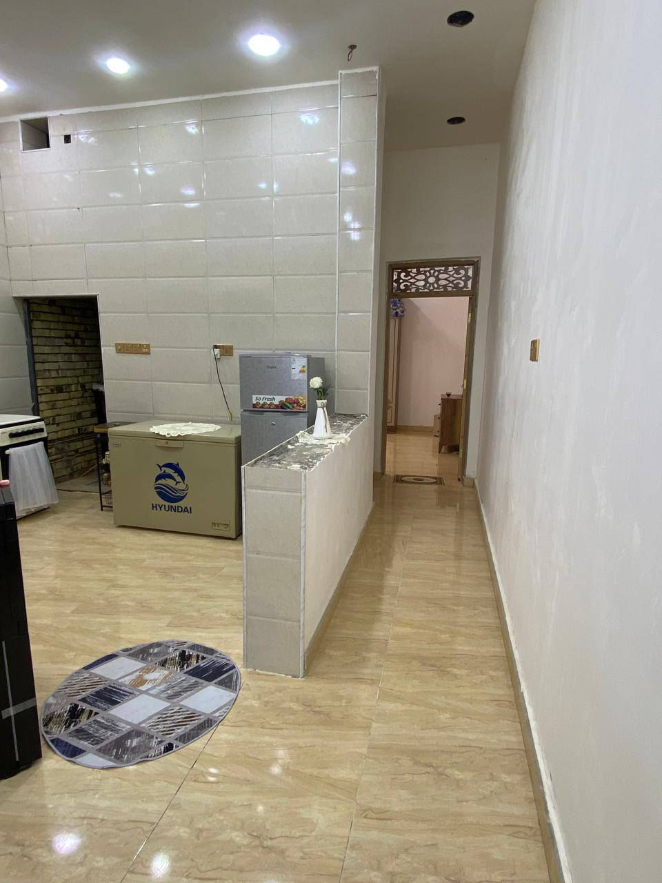 سلام عليكم بيت للبيع مساحه 100م بناء حديث درجه اولى كونكريت صب الجمعيات حجي حسن الاربع سايدات بلفرع مال اسواق الحجي قبل الأخير نقص بيتونه وستاره ذاب طابوك ورمل موجود سعره 60 وبيه مجال للشراي *********** عمارة, ميسان
