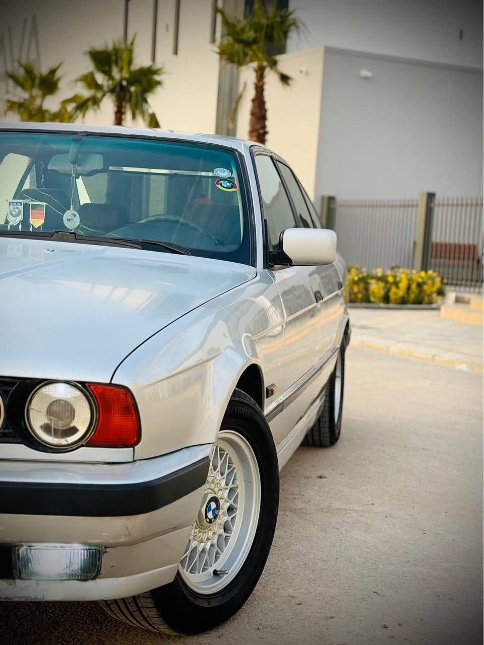 بي ئيم مؤديل 93 مةكينة 20 گئر عادي 
رةقةم و سةنةوي نوئية بةناوي خؤمانة 
جوار تاية و ويلي نوئي لة ژئژة سةيارةكة بي لئدانة 
هيج هيجي نية گئر و مةكينة و تةبريد
 كارةبايي و تةقة و رةقةي 
هةمو بةشةرت دةعامي لؤ دةعامي بةشةرت دةفرؤشم
سعري 65 مةجالةكي برايانة 
ژ.م*********** أربيل, العراق
