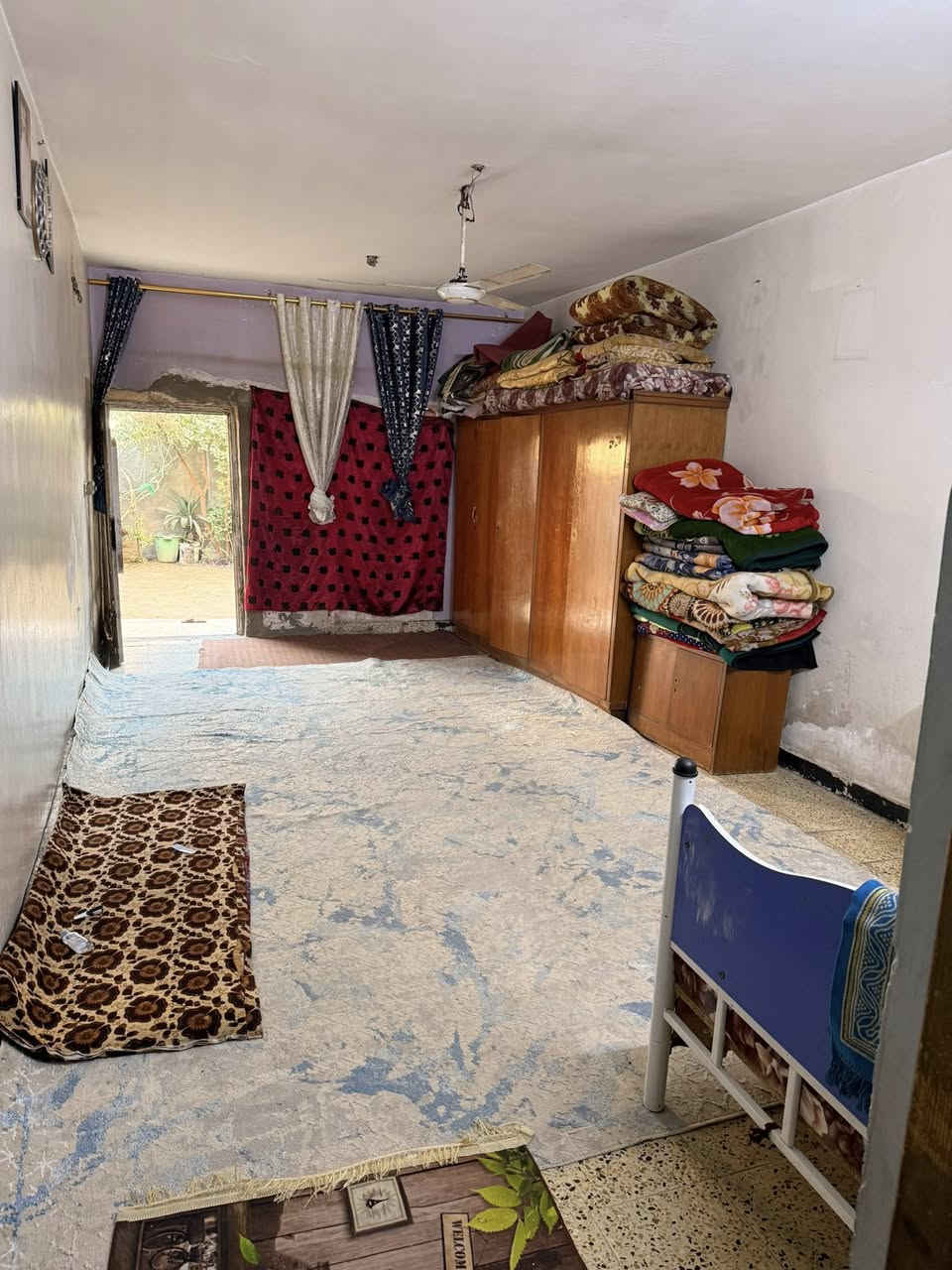 السلام عليكم
بيت للبيع مساحة 80 متر واجهة 4 ونزال 20 
قطع من بيت 200 متر قطع البيت يكون عدل فقط بناء بيبان للقطع وسياج 

البيت متكون 
من حديقه مساحتها  6 ونص
واستقبال 7*4 
وغرف نوم عدد 2 وحده جوه والثانيه فوك 
البيت طابو صرف بأسمنا 
العنوان 
بغداد الدورة ابو دشير شارع الضغط قرب اسواق بيت جدو 

السعر 90 مليون 

للأستفسار الاتصال على الرقم التالي 

ابو علي 🛑 ‭0790 465 7344‬
