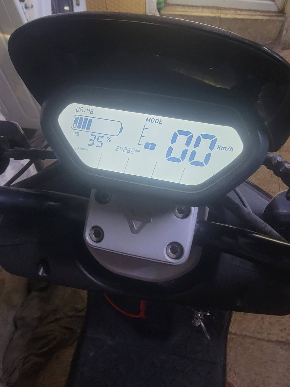 السلام عليكم.
دراجه شحن كوري الاصلي ملف 3000 حقيقي من شركه بوش الالمانيه تاير 12 شلعه فوول. بطاريه ليثيوم 35 امبير حقيقي لايت زنون عالي ناصي اوتو + رماش دبل اشارة + ميزة اطفاء ذاتي للاشارة عندة الاستدارة. شاحن الاصلي حديد وضخمه شحن سريع. استاند كهربائي. عنوان بغداد مدينه الصدر.
***********.
