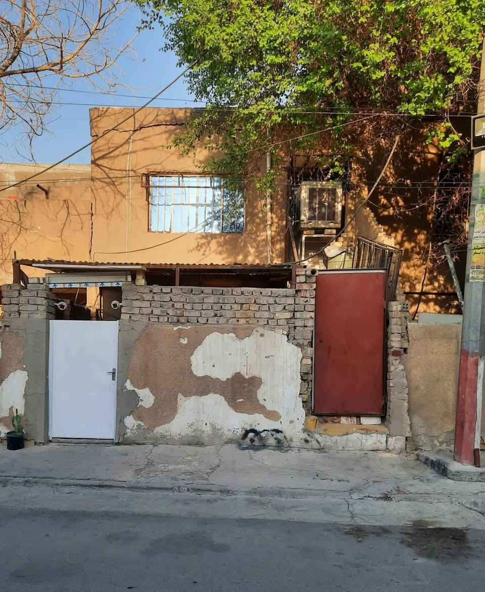 دار للبيع  مساحة 300 متر الواجهة 15 متر النزال 20 متر (200 متر تفليش و 100متر مشتمل نظيف بناء سنة 2001)
طابو سكني
 (يمكن شراء 100 متر)
العنوان بغداد/الكرخ/ الحرية دور نواب الضباط 
دار ١٤ محلة ٤٢٤ زقاق ٥١
مقابل متوسطة محمرة للبنات 
للتواصل رقم الهاتف 
***********
***********
