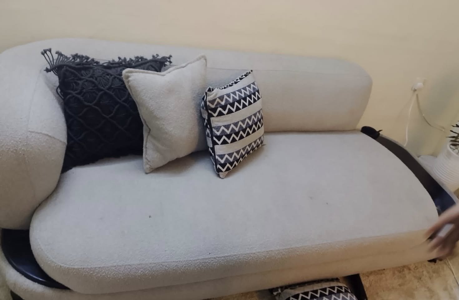 مرحبا
عندي تخم ايطالي 
ثنين كبار ٤مقاعد في ٤
وثنين منفصلات
واتساب/***********
وحده بيهن متشكك قماشها
سعرهن ٦٥٠ مكاني بغدادالاعظمية
