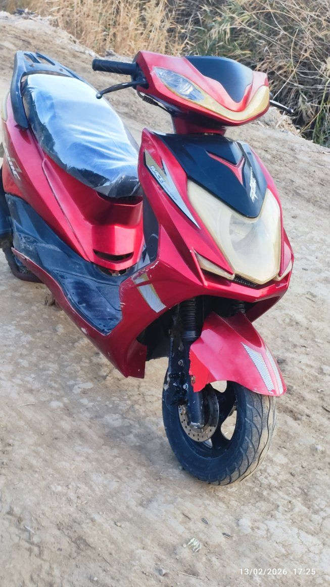 سلام عليكم 
دراجه سكنس للبيع 
كهربائيات كلها شغاله سلف لايت اشاير هورن
شلعه ومعدل حلوات 
نضافه كدامكم
مجفته جديد
سعر 250 وبيها مجال
مكان مجد
شراي خاص او تصال ***********
