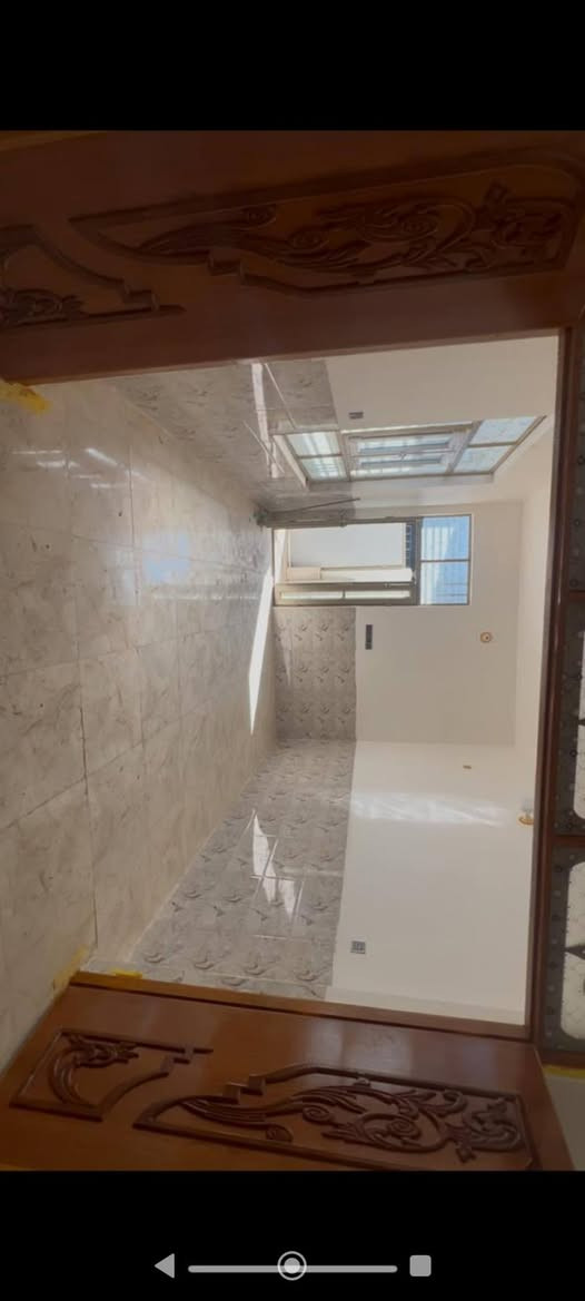 بيت 100 م 
يحتوي الطابق الأول على غرفة وصالة ومطبخ واستقبال وحمامات داخلية وخارجية والطابق الثاني على غرفة وبيتونه وسطحين
 
عنوان تجاري موقع شارع المطار الجديد _مقابيل الشارع العام مقابل  مجمع جوهرة العرب #وبسعررررر مناسب 
للاستسفار ***********
